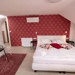 Sipos Borhaz Es Vendeghaz Penzion 3*